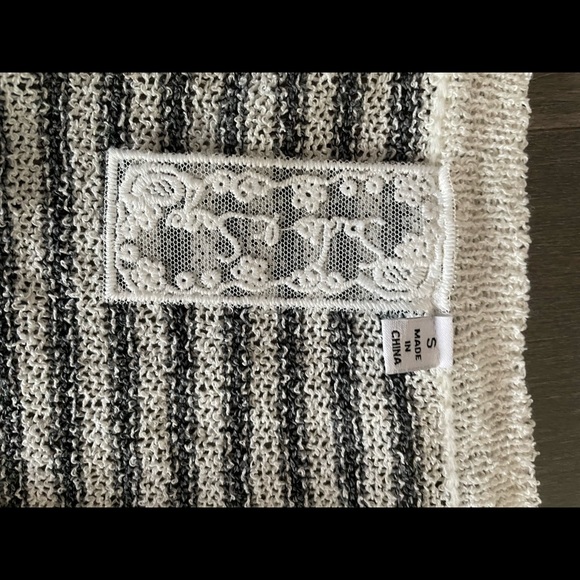 Sadie & Sage sweater perfect for summer. Not too hot. Size Medium. Worn once - Picture 3 of 3